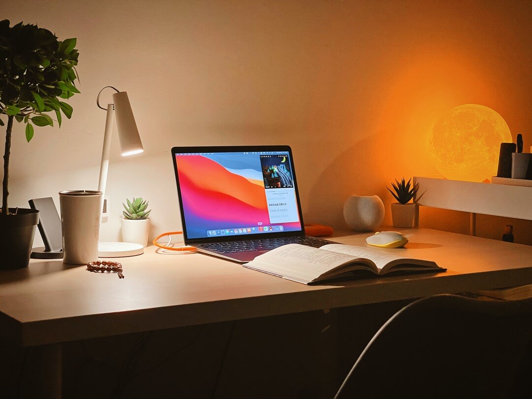 Studying area with a desk and relaxing lighting.